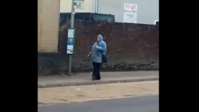 Femme danse à l'arrêt de bus