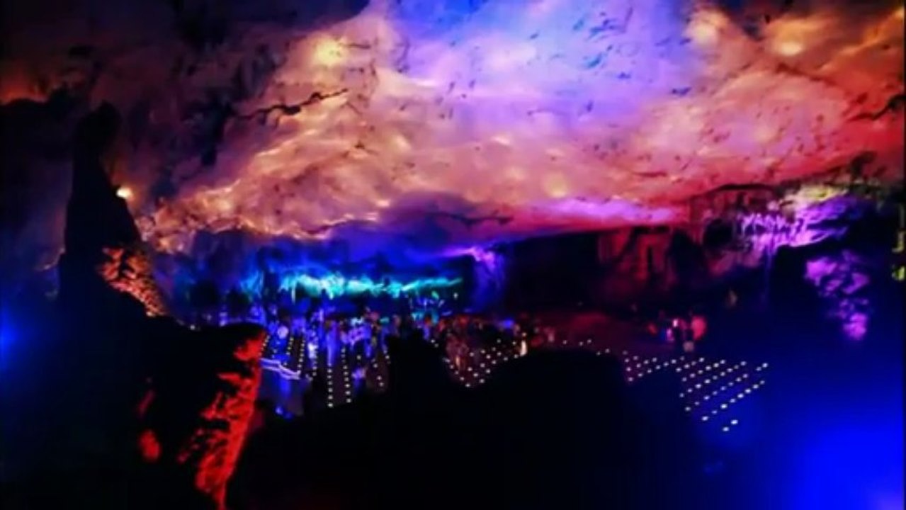 Découvrez l'extraordinaire grotte aux roseaux en Chine, véritable cave colorée