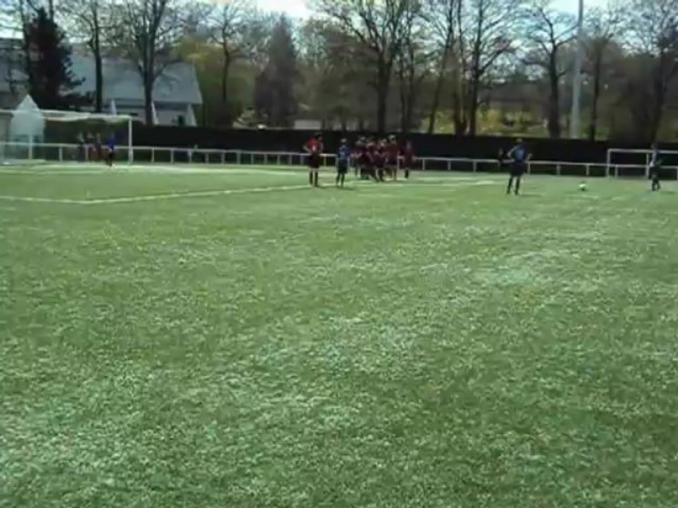 U15 contre Hennebont coupe du Morbihan 20 avril 2013 Coup franc de Maxence