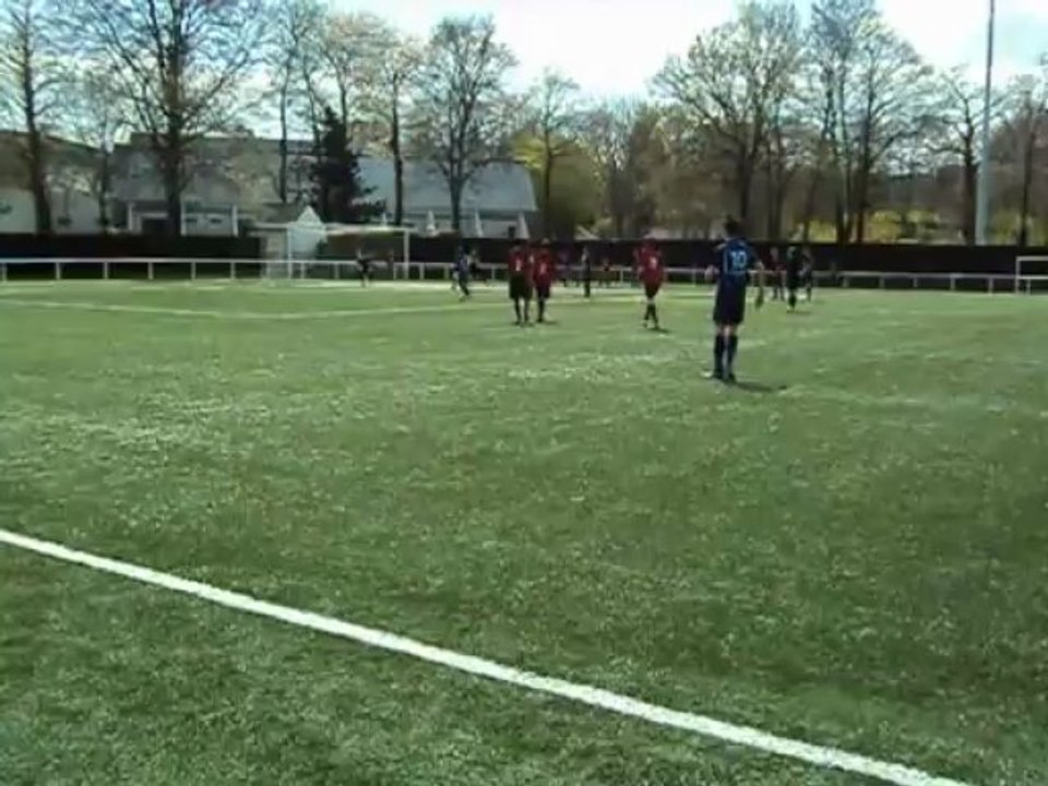 U15 contre Hennebont coupe du Morbihan 20 avril 2013 Coup franc de Camille