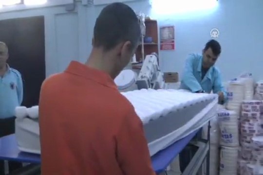 Cezaevindeki hükümlüler geç tutuşan yatak üretti