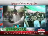 Anti Musharraf Lawyers beat APML workers in front of Police