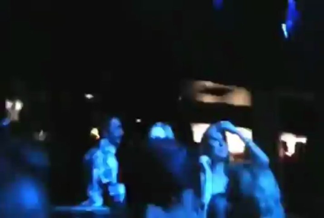 Fille ivre se prend la honte en boite de nuit