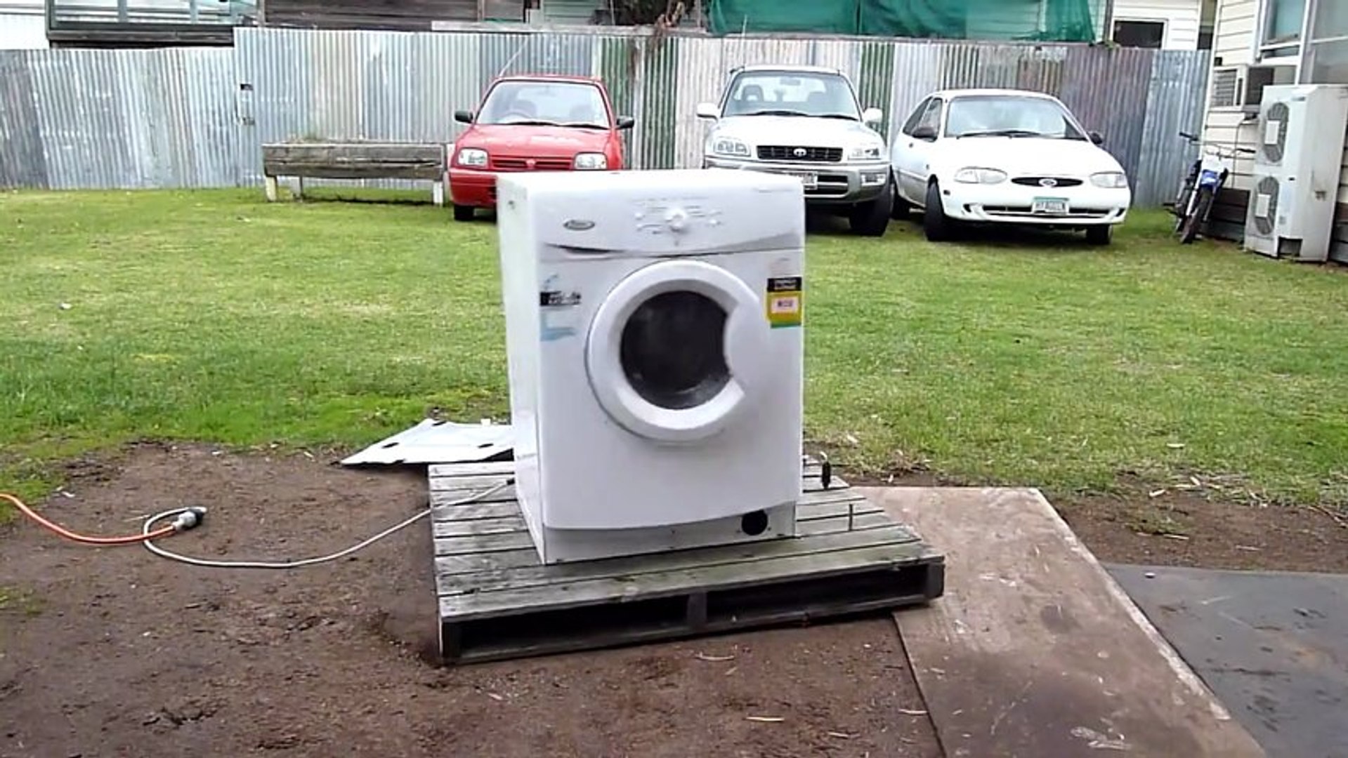 Destruction d'une machine à laver - Vidéo Dailymotion