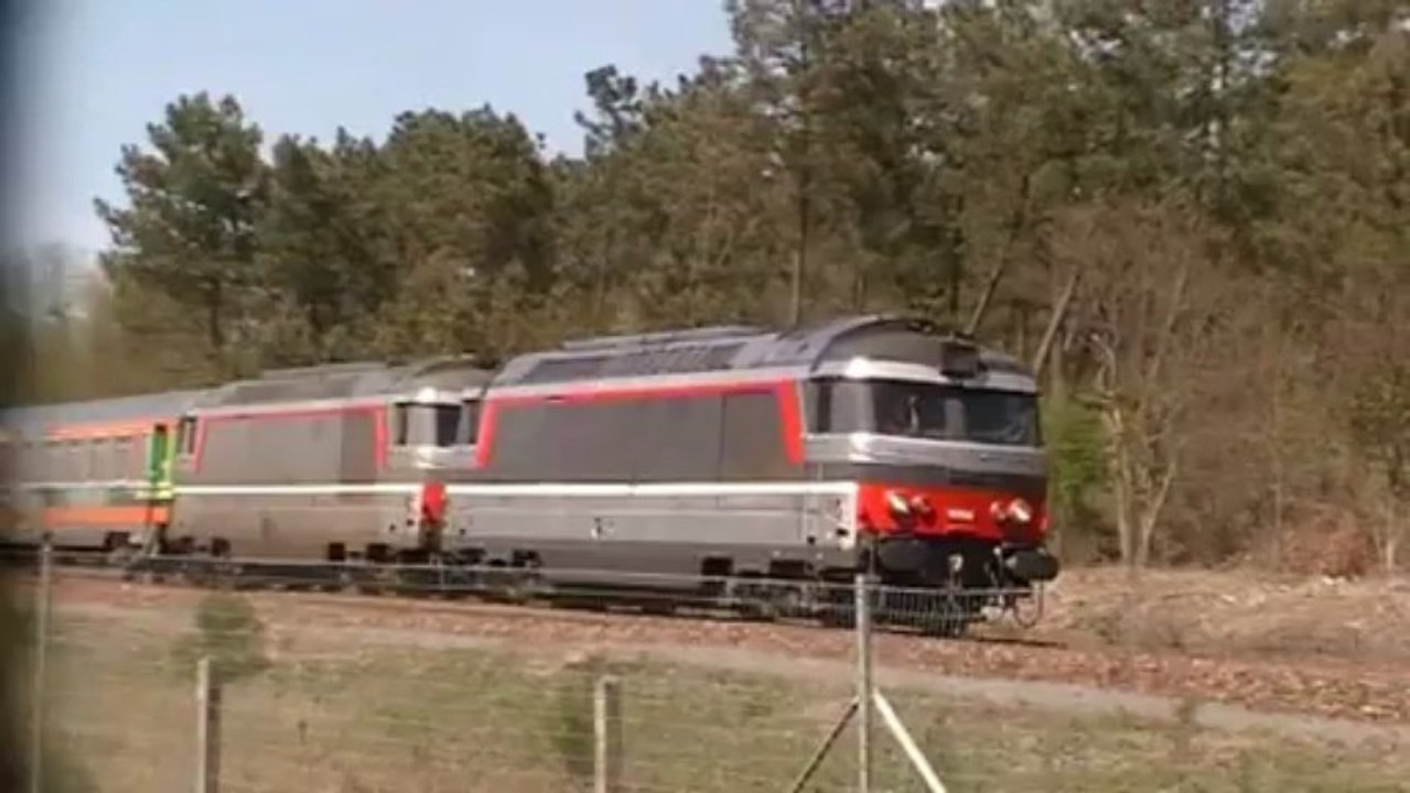 Passage de deux trains à Montendre (21/04/2013)