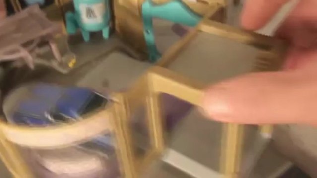 Pixar Cars Famous Playset...Ramones House of Body , real cool....how many Ramones ?