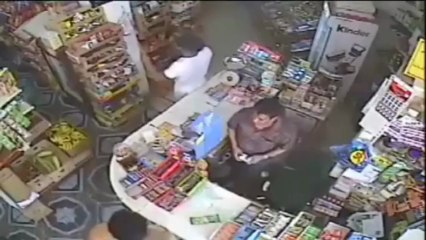 كاميرا مراقبة ترصد 3 سعوديين يسطون على - بقالة- في جدة