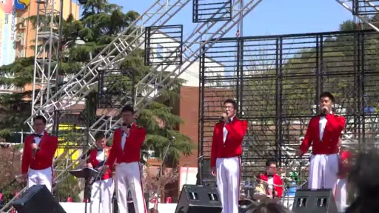 chanteurs rouge et blanc