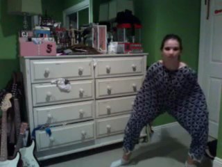 Weird Girl Dancing - It's Tricky !