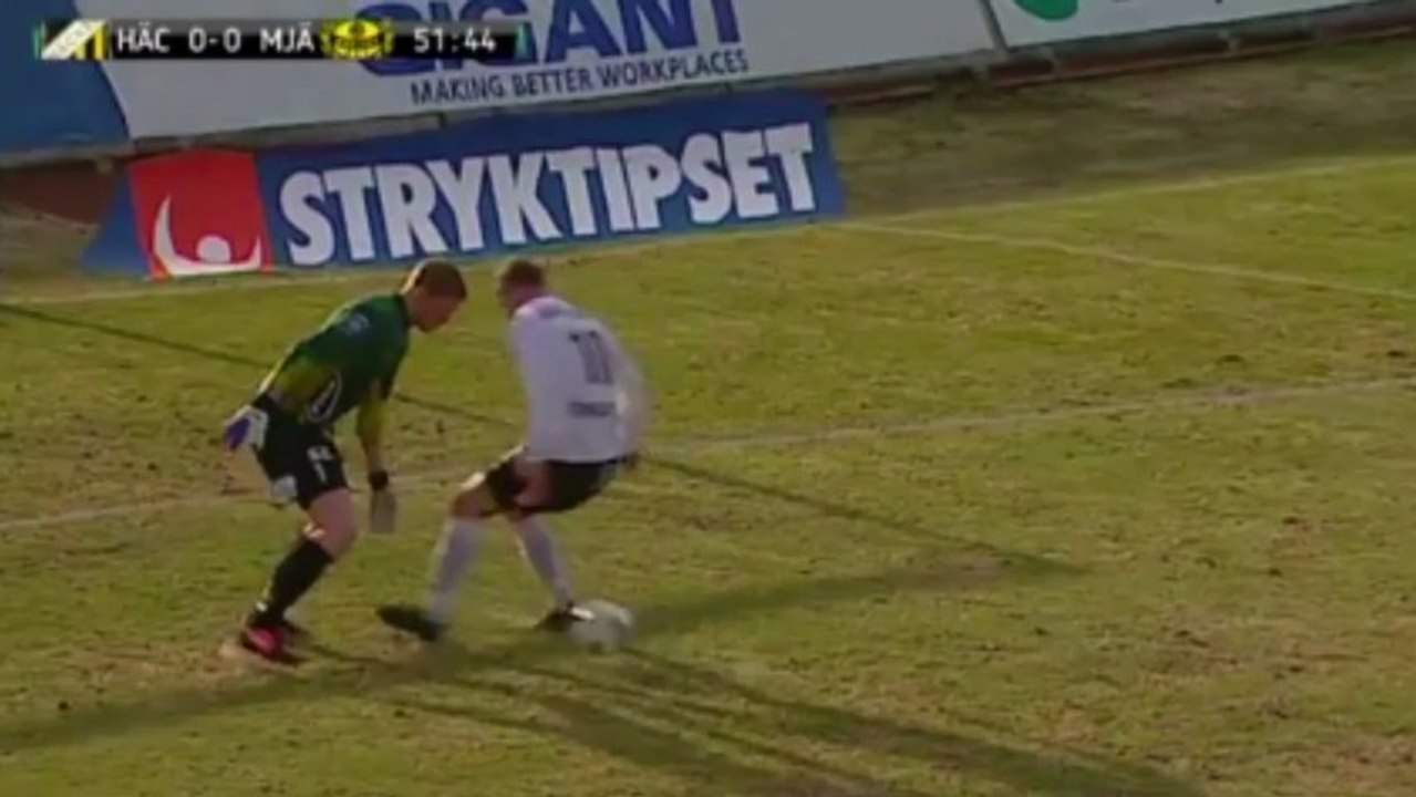 Le dribble dévastateur d'un gardien sur un attaquant !