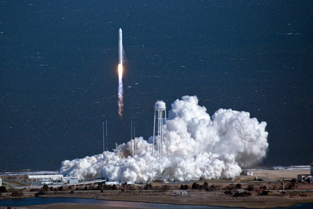 Premier lancement de la fusée Antares