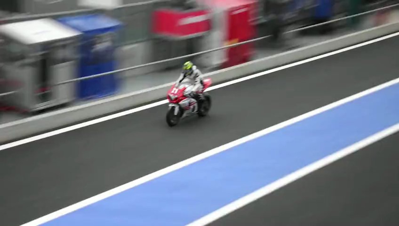 Bol d'Or 2013: vue des loges Motul: Team PL PERFORMANCES / SUZUKI LA DEFENSE