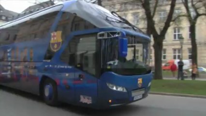 Aficionados reciben al Barcelona en su llegada a su hotel de Munich