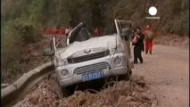 Cina: soccorritori al lavoro nelle zone terremotate del...