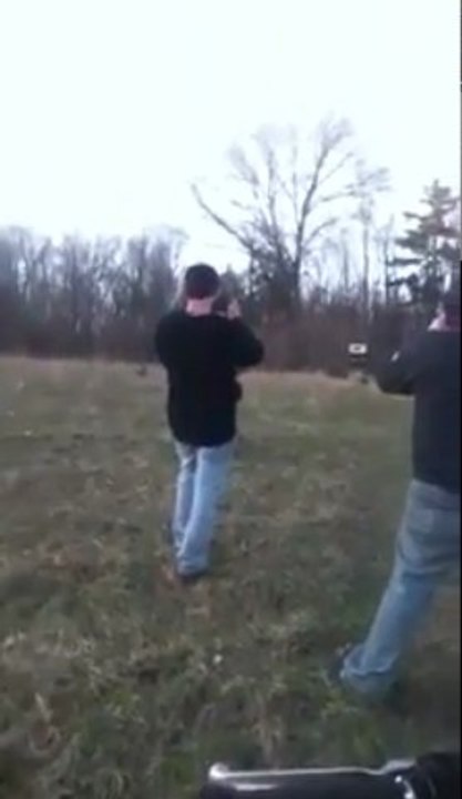 Un micro-onde qui explose et qui lui rase la tête