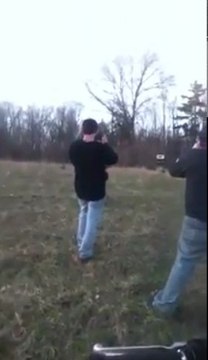 Un micro-onde qui explose et qui lui rase la tête