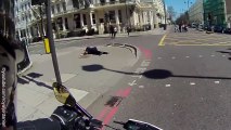 Un motard aide un vieil homme tombé par terre