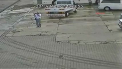 Un touriste  se fait rouler dessus par une camionette