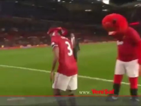 Evra, Suarez'i böyle ti'ye aldı