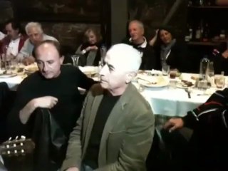 Ο Μίμης Παπαϊωάννου τραγουδά τον ύμνο της ΑΕΚ