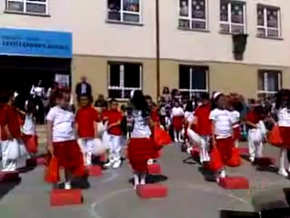 gebze  fevzi çakmak ilkögretim okulu sevval duran 23 nisan gösterisi