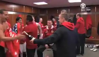 احتفال لاعبي اليونايتد باللقب الـ 20 في غرفة الملابس