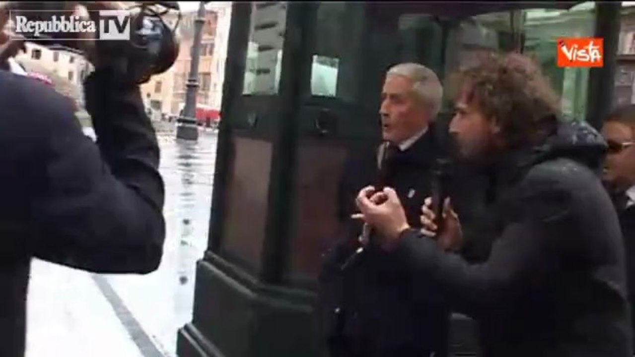 Marini caccia via giornalista delle Iene - Cadoinpiedi