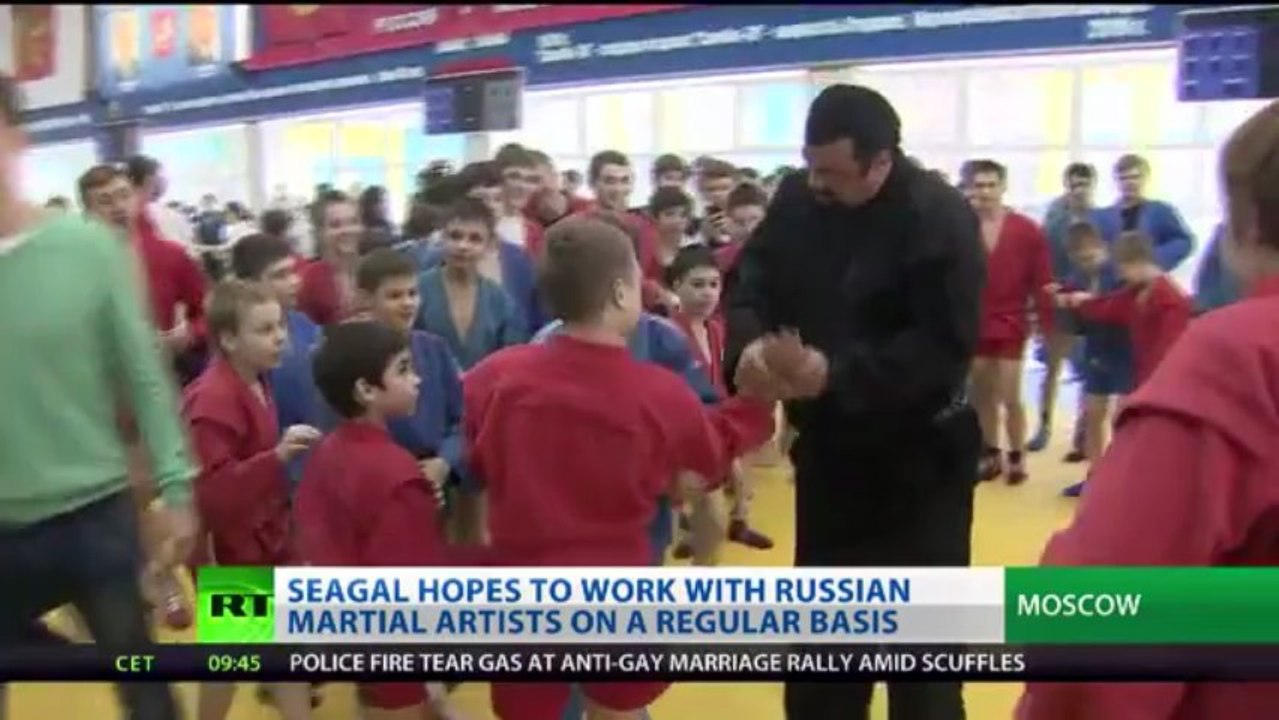 Action star Seagal shares aikido expertise with Russians [HD] -