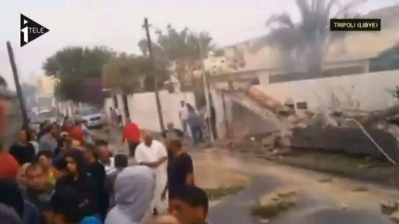 Libye : l'ambassade de France attaquée, Fabius sur place