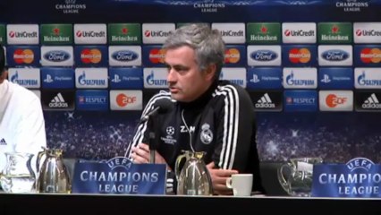 Mourinho fa il sarcastico e legge la formazione