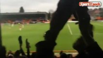 [www.sportepoch.com]Thousands of Spurs fans take off your shoes to celebrate the youth team wins gunmen