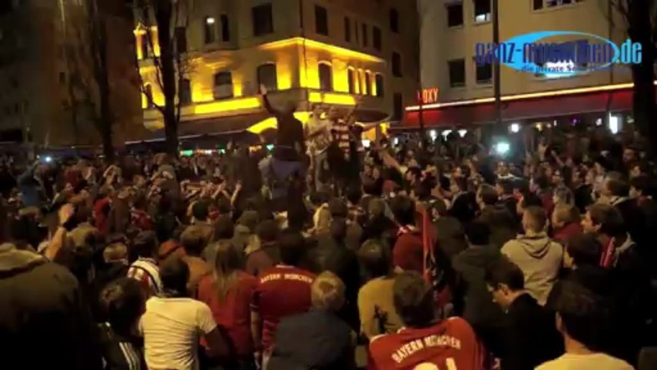 23.04.2013: FC Bayern Fans feierten auf der Leopoldstraße den Champions League Sieg vs. Barcelona