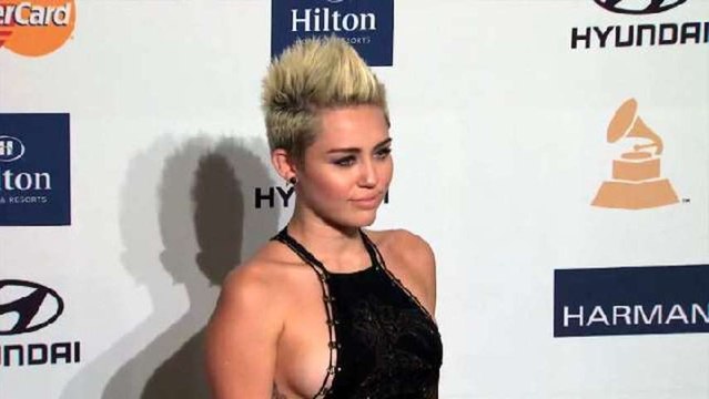 Miley Cyrus Removes Engagement Ring