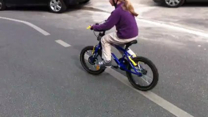 Lisa à vélo... sans les petite roues!