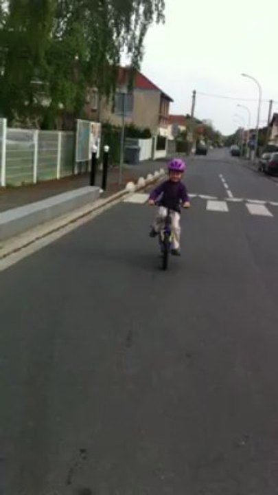 Lisa à vélo... sans les petite roues! V2