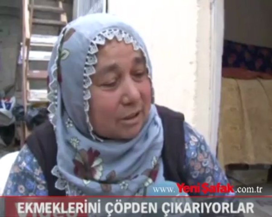 Ekmeklerini, çöpteki ekmeklerden çıkarıyorlar