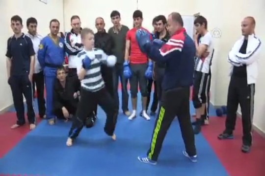 Cezasını, dövüş sporları öğreterek çekiyor