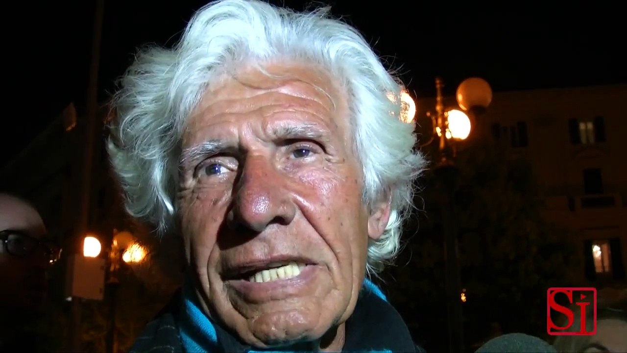 Napoli - Ztl, protesta sotto casa di De Magistris con una "bara" (22.04.13)