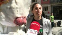 Recogen firmas contra la vivisección en Barcelona