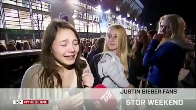 Une fan renifle la serviette de Justin Bieber
