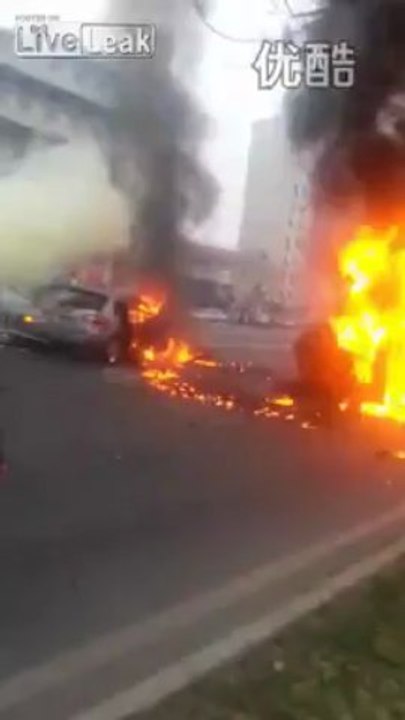 [IMAGENS FORTES] Acidente na China: Carros e vítimas são queimadas na rua