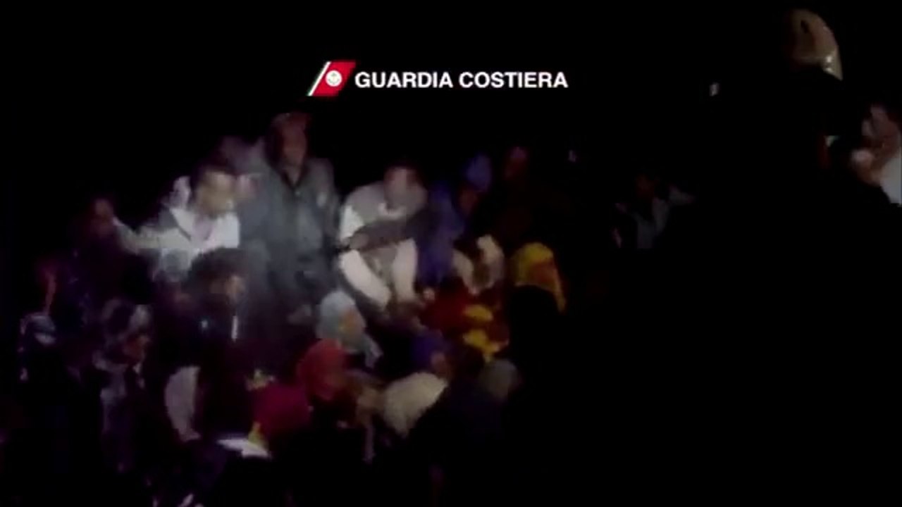 Canale di Sicilia - Guardia Costiera salvataggio notturno di migranti (19.04.13)