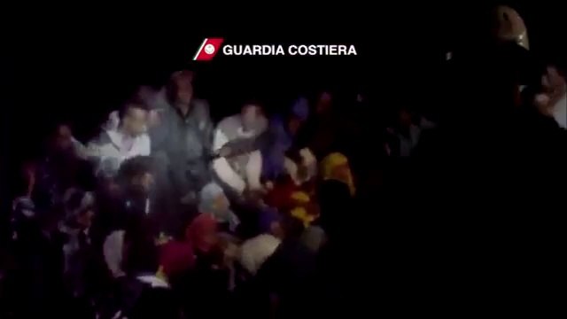 Canale di Sicilia - Guardia Costiera salvataggio notturno di migranti (19.04.13)