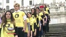A piazza di Spagna la moda si tinge di giallo contro la violenza sulle donne