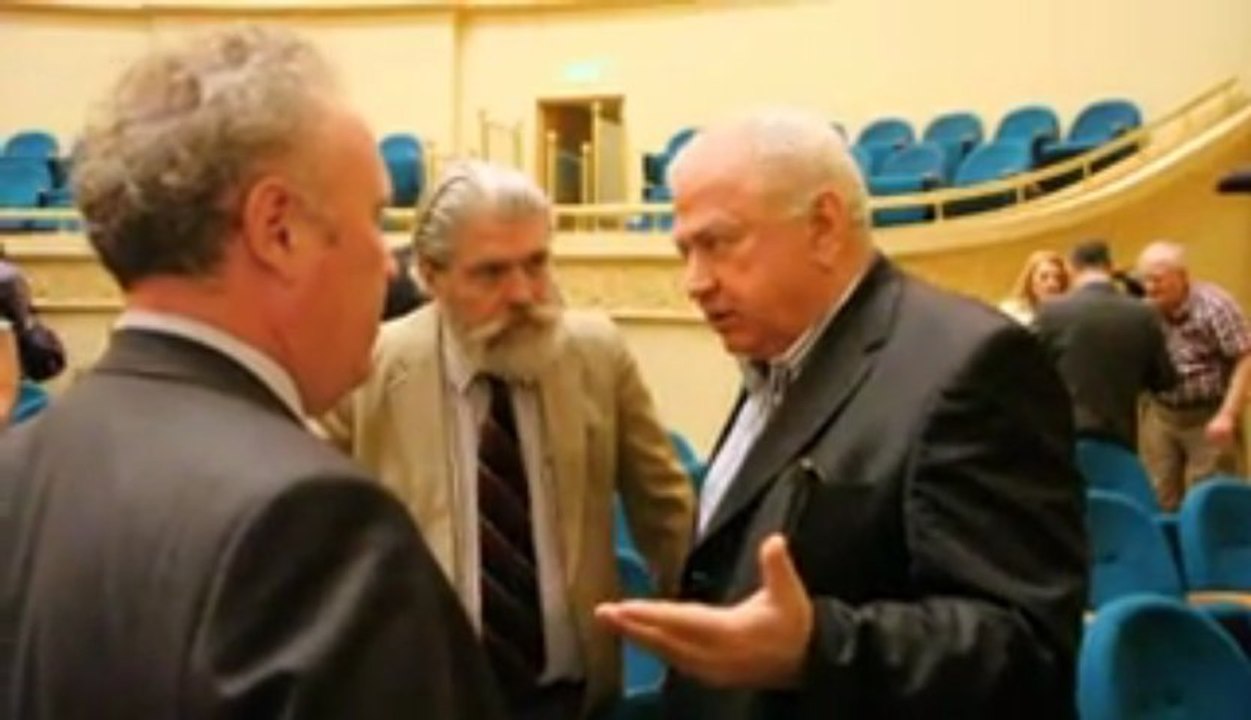 Spionandu-i pe Virgil Magureanu si Ioan Talpes la conferinta lui Larry Watts de la BCU