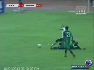 لاعب كرة قىم يملك قبضة حديدية