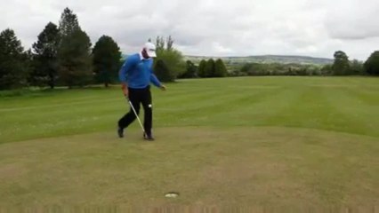 Golf topuyla oyuncak gibi oynuyor