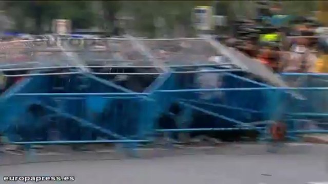 Policía carga en Neptuno tras el lanzamiento de bengalas