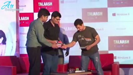 Aamir khan felecitates winners of microsoft talash contest