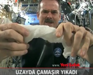 Uzayda çamaşır yıkadı
